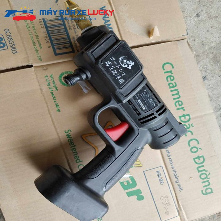 Máy phun rửa xe Hitachi 199V với thiết kế hiện đại, dễ sử dụng