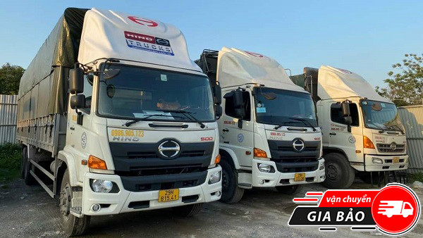 Minh họa chi phí thuê xe tải chở hàng hợp lý, biểu thị sự cân đối giữa giá cả và chất lượng dịch vụ vận chuyển.