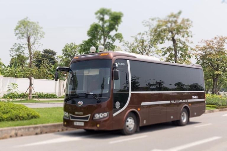 Một chiếc xe đang di chuyển trên cao tốc, thể hiện sự thuận lợi của tuyến đường cho xe đi Phủ Lý - Hà Nam từ Mỹ Đình
