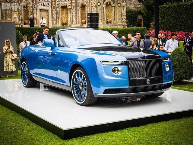 Ngoại thất độc đáo của xe ô tô Rolls-Royce Boat Tail màu xanh cobalt