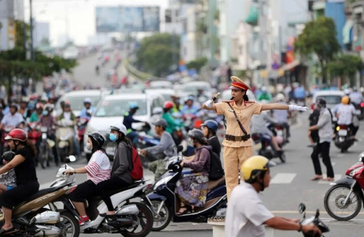 Người điều khiển xe máy vi phạm lỗi đi ngược chiều bị xử phạt