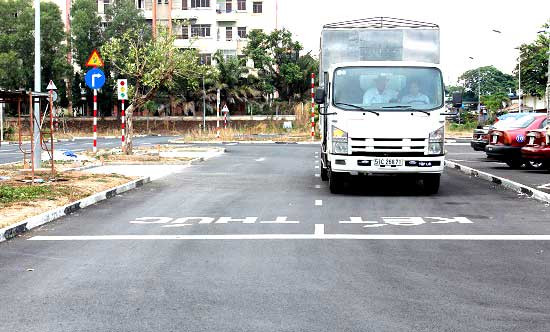 Người học lái xe hạng C thực hành trên sân tập
