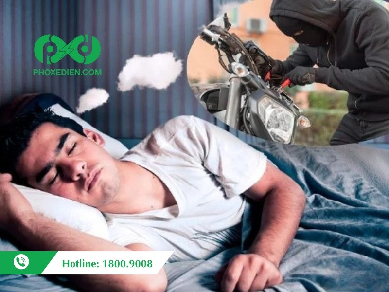Người phụ nữ lo lắng nhìn chiếc xe máy bị mất trong giấc mơ mất xe máy