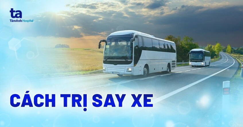 Người phụ nữ ngồi ghế trước ô tô nhìn đường để tránh say xe