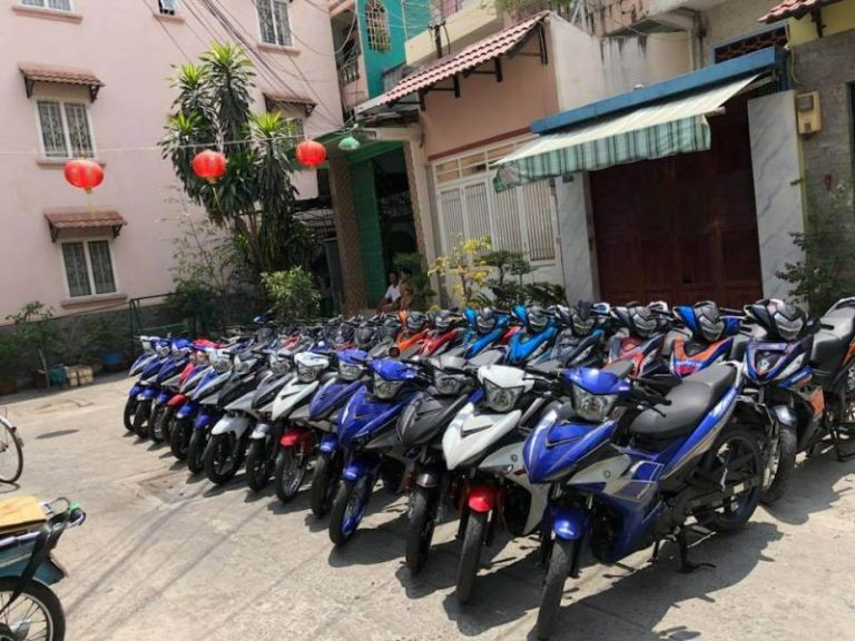 Nhiều xe máy mới được bảo dưỡng và trang bị đầy đủ tại cửa hàng cho thuê ở Hải Phòng