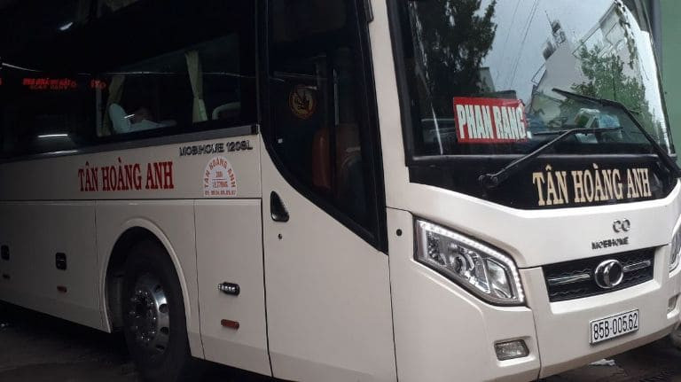 Nội thất xe Tân Hoàng Anh với giường nằm rộng rãi, đảm bảo sự thoải mái cho hành khách trên tuyến Sài Gòn Phan Rang