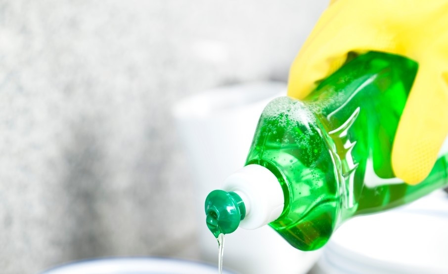 Nước rửa chén được dùng để tẩy vết dầu nhớt trên quần áo