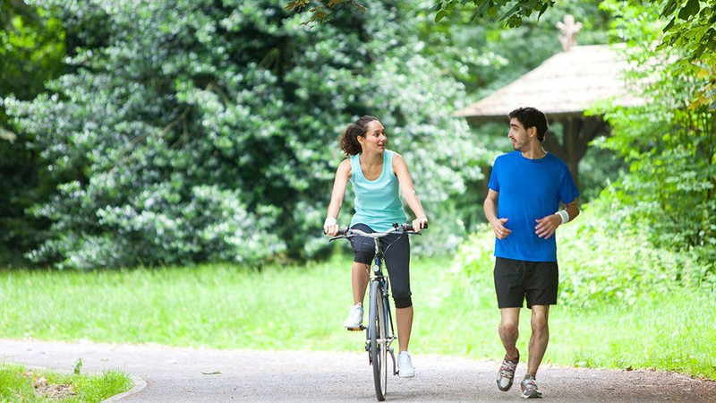Phụ nữ đang chạy bộ trên máy tập để giảm cân và đốt mỡ thừa