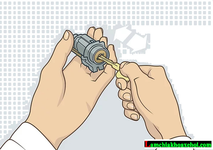 So sánh ổ khóa cũ và ổ khóa mới để đảm bảo tương thích