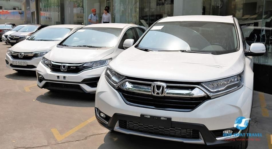 Tài xế chuyên nghiệp lái xe Honda CRV đời mới, đảm bảo an toàn và thoải mái cho hành khách