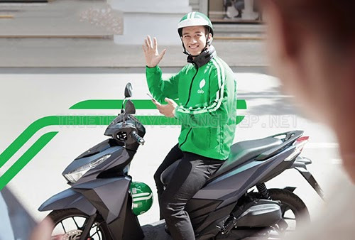 Tài xế xe ôm công nghệ Grab chuẩn bị đón khách
