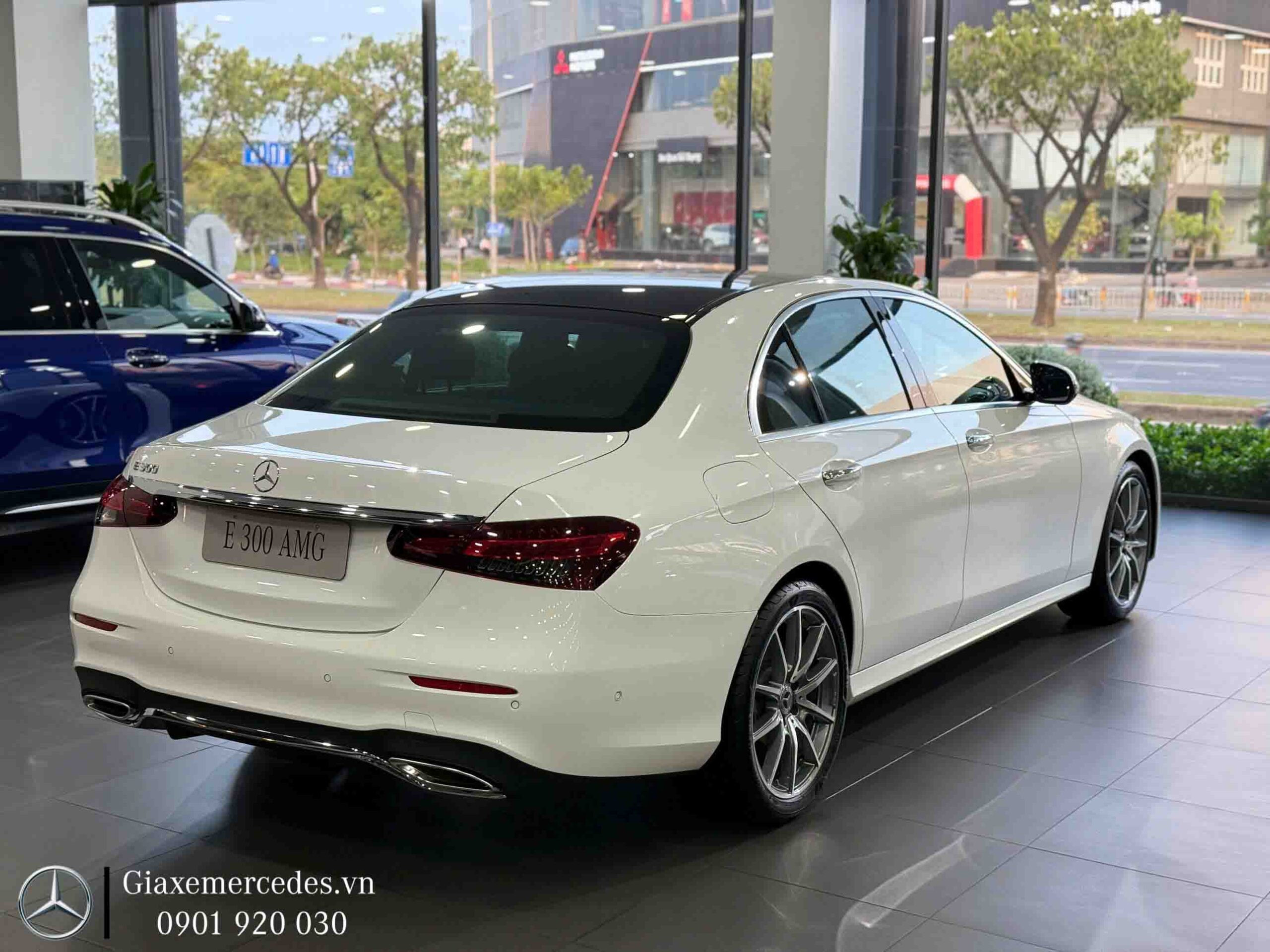 Thân xe Mercedes E300 AMG sang trọng