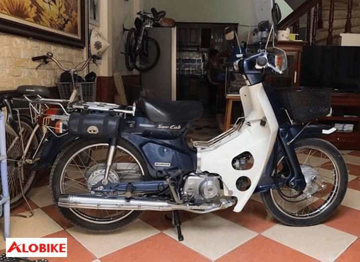 Tổng quan thiết kế nhỏ gọn và thanh lịch của **Honda Super Cub 82**, phù hợp di chuyển đô thị