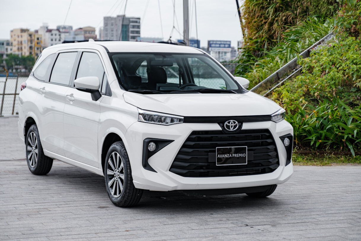 Tổng thể ngoại thất Toyota Avanza Premio, một trong các dòng xe Toyota 7 chỗ