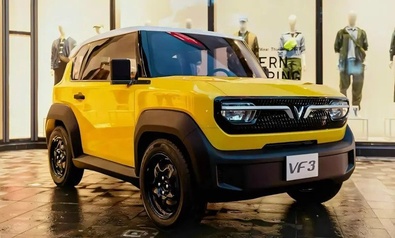 VinFast VF3 màu vàng đang đỗ tại bãi đỗ xe