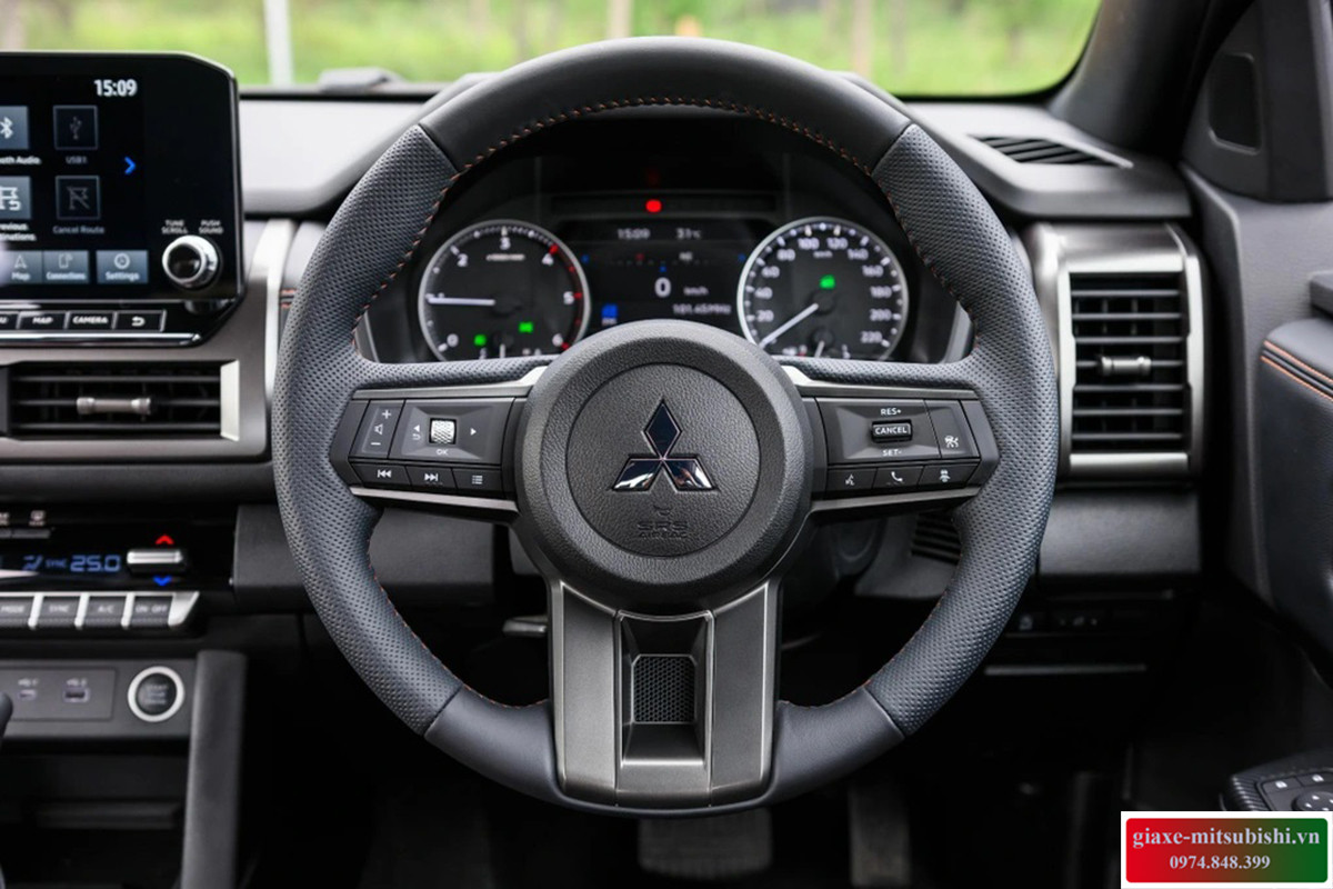 Vô lăng đa chức năng bọc da trên xe bán tải Mitsubishi Triton 2024