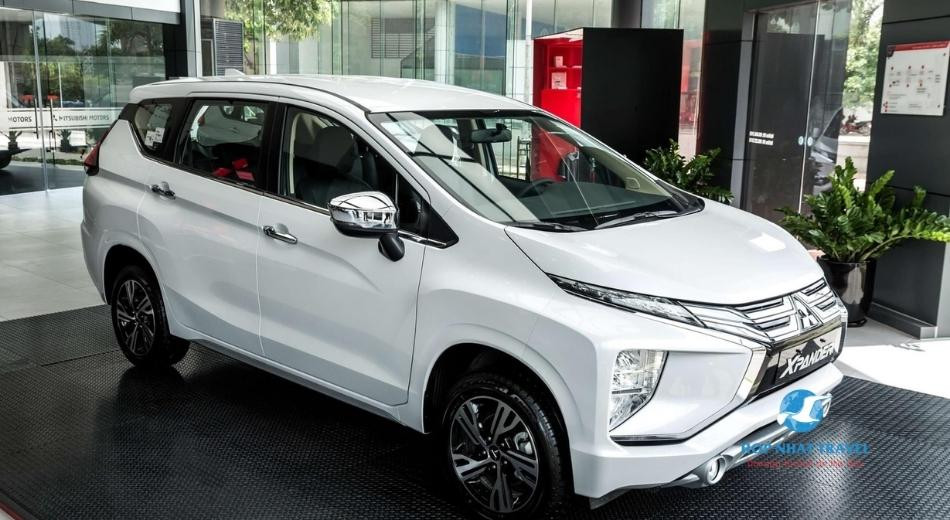 Xe 7 chỗ Mitsubishi Xpander màu trắng đang chờ đón khách, thể hiện sự thoải mái và tiện nghi
