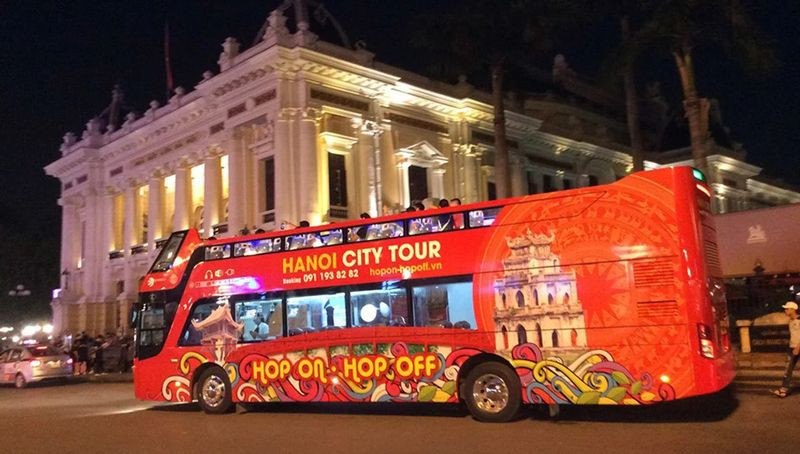 Xe bus 2 tầng Hanoi City Tour đậu gần Hồ Gươm, minh họa dịch vụ xe bus 2 tầng Hà Nội tuyến Hop-On Hop-Off