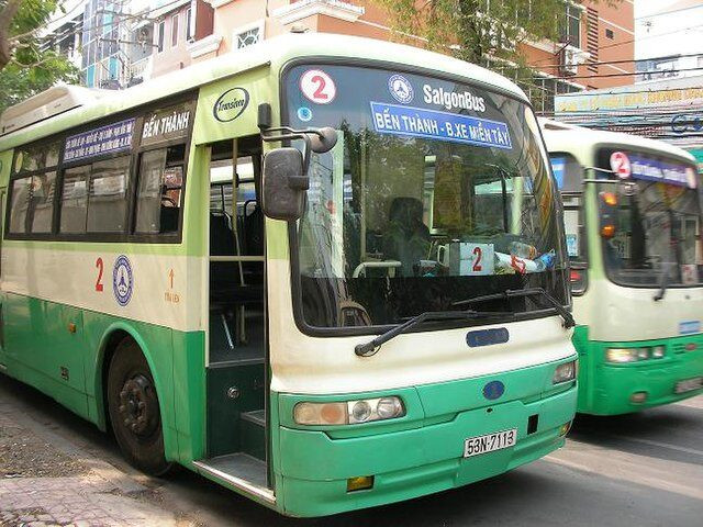Xe buýt dừng đón trả khách tại trạm gần Bến xe Miền Tây, phương tiện công cộng hiệu quả