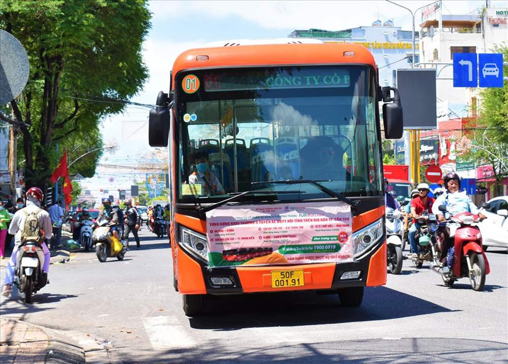 Xe buýt màu vàng đang chạy trên đường tại Cần Thơ, biểu tượng cho việc di chuyển tiết kiệm và thuận tiện trong thành phố và các vùng lân cận, phù hợp cho việc tìm hiểu lịch trình xe buýt Phương Trang Cần Thơ.