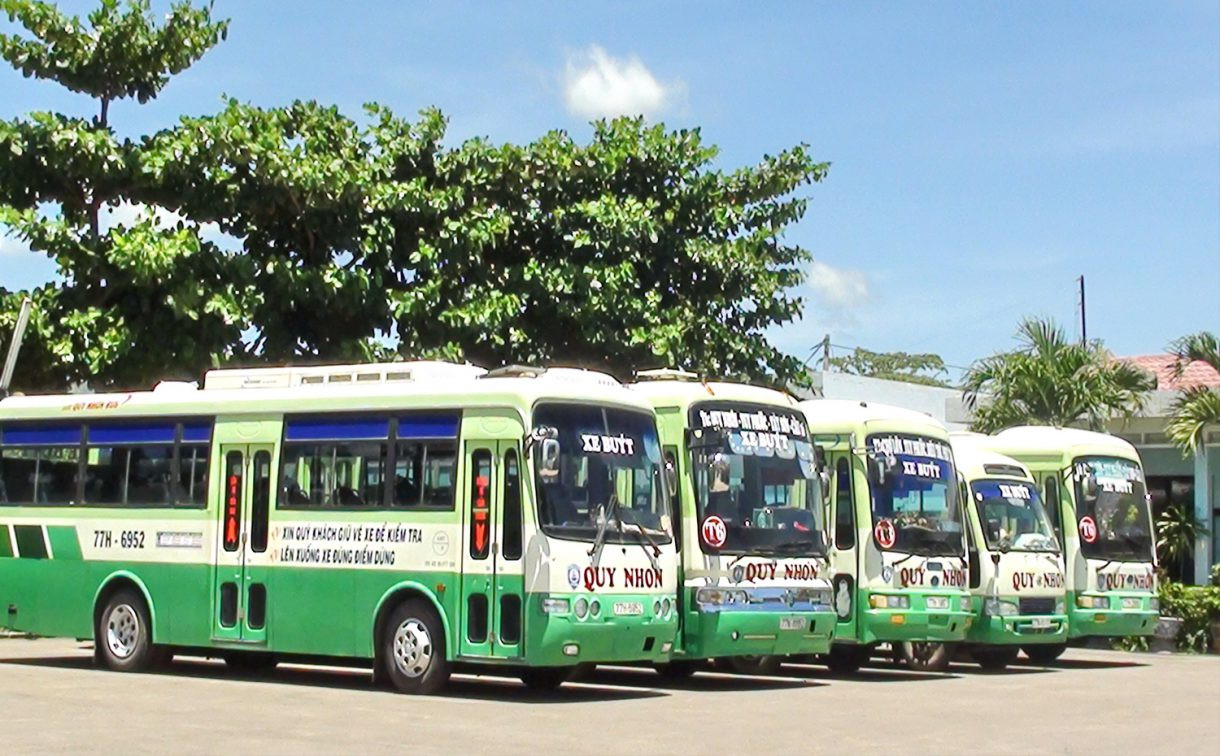 Xe buýt màu xanh ngọc hiện đại tại Quy Nhơn, thể hiện sự tiện lợi của lịch xe buýt Quy Nhơn