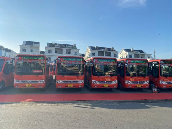 Xe buýt Phương Trang màu cam trên lộ trình xe buýt Phương Trang Biên Hòa 601