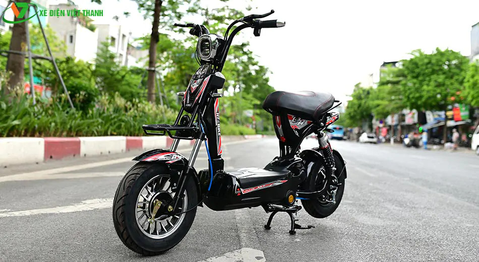 Xe đạp điện M133 Mini màu đen với thiết kế nhỏ gọn dành cho học sinh