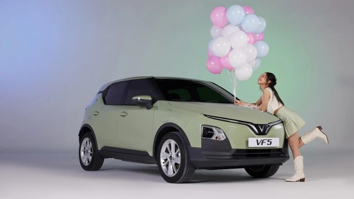 Xe điện VF5 màu xanh nhạt, thể hiện sự năng động