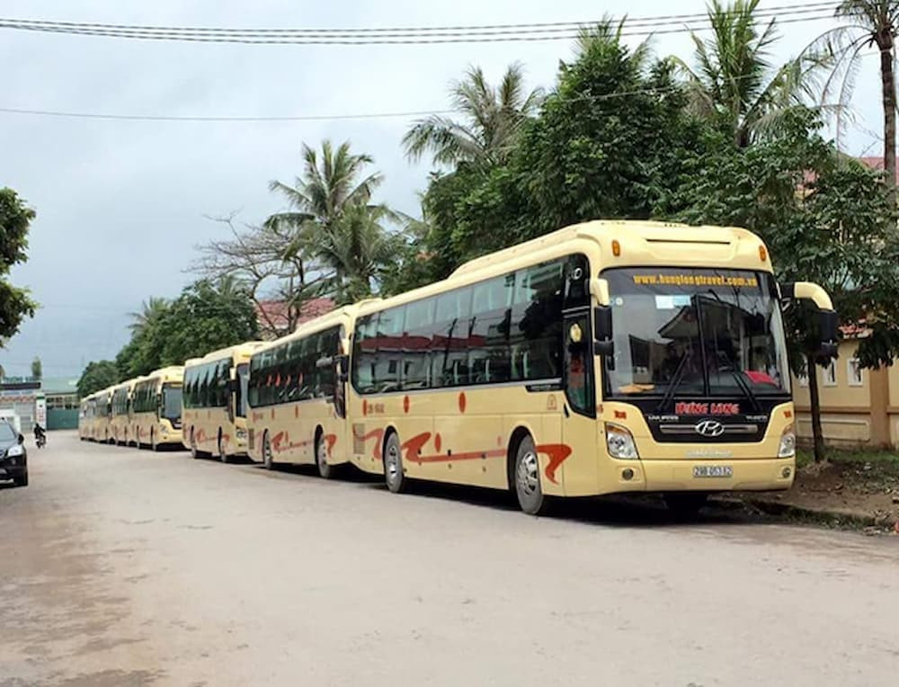 Xe Hưng Long Hà Nội Quảng Bình di chuyển trên đường