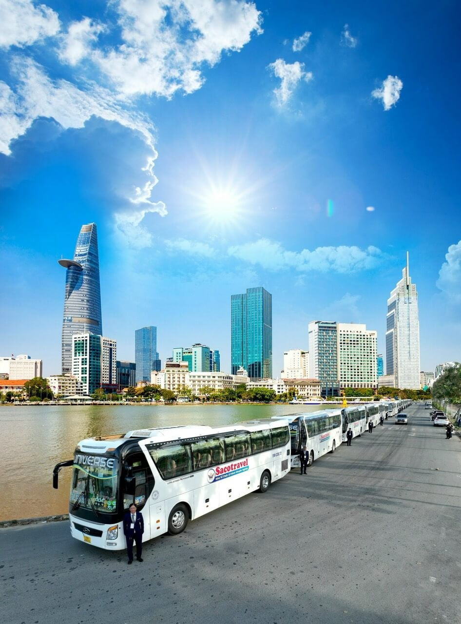 Xe khách hiện đại đang đón khách tại một điểm trung chuyển