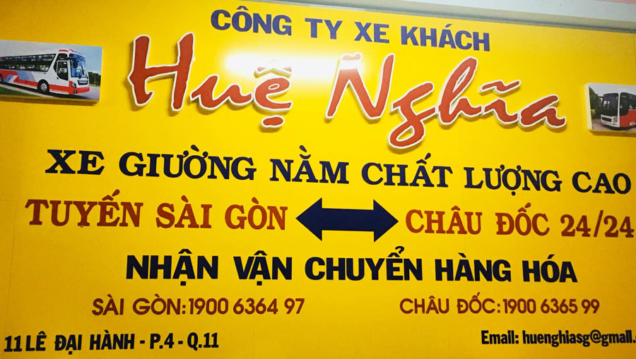 Xe khách Huệ Nghĩa chạy trên đường