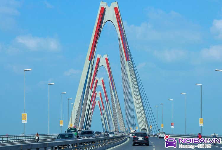 Xe máy di chuyển trên đường Võ Nguyên Giáp dẫn đến sân bay Nội Bài, tuyến đường chính để gửi xe máy sân bay Nội Bài