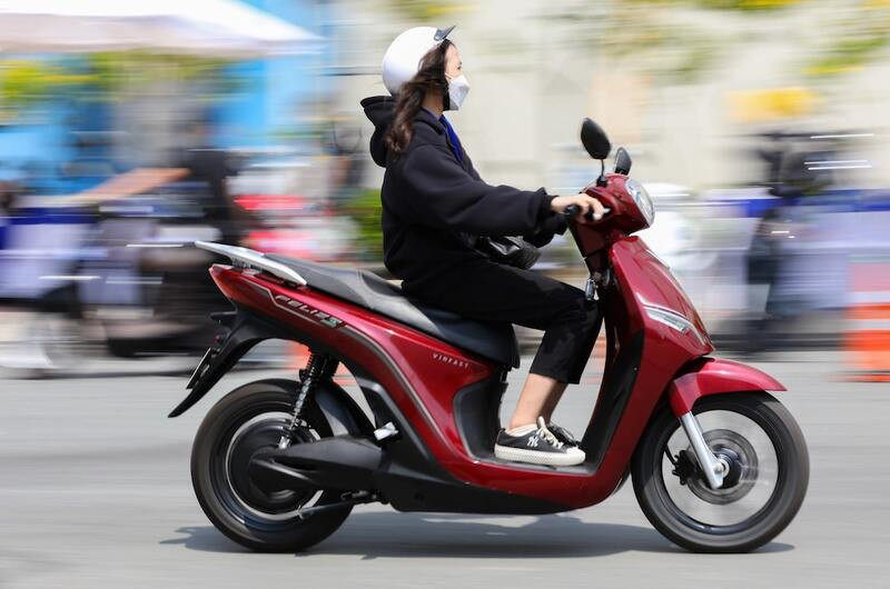 Xe máy màu đỏ rực rỡ tượng trưng cho mệnh Hỏa