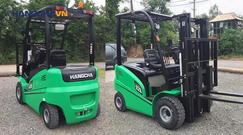 Xe nâng điện 2 tấn màu cam hoạt động trong không gian nhà xưởng