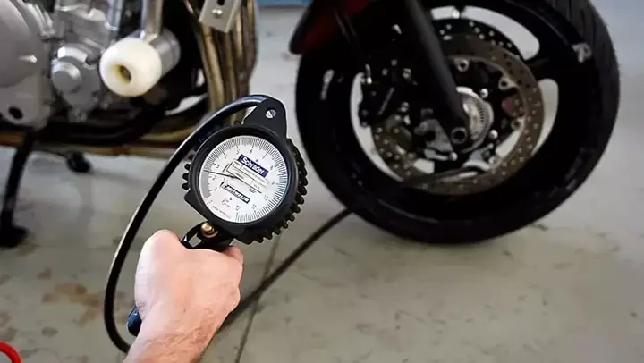 Áp Suất Lốp Xe Máy Và Xe Ô Tô: Những Điều Bạn Cần Biết Để Lái Xe An Toàn Áp Suất Lốp Xe Máy Và Xe Ô Tô: Những Điều Bạn Cần Biết Để Lái Xe An Toàn