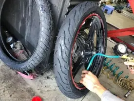 Áp Suất Lốp Xe Máy Và Xe Ô Tô: Những Điều Bạn Cần Biết Để Lái Xe An Toàn Áp Suất Lốp Xe Máy Và Xe Ô Tô: Những Điều Bạn Cần Biết Để Lái Xe An Toàn