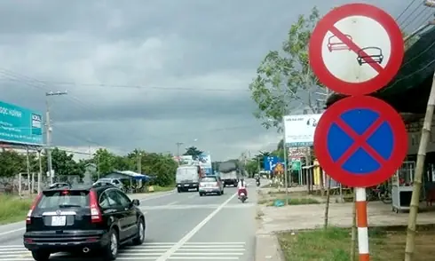 Các Loại Biển Báo Cấm Xe Máy Vượt Ô Tô Và Đặc Điểm Nhận Diện