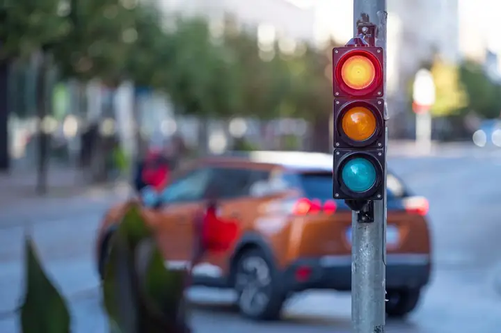 Căn Dừng Đèn Đỏ Khi Lái Xe Ô Tô: Quy Tắc, Kỹ Thuật Và Những Lưu Ý Quan Trọng Căn Dừng Đèn Đỏ Khi Lái Xe Ô Tô: Quy Tắc, Kỹ Thuật Và Những Lưu Ý Quan Trọng