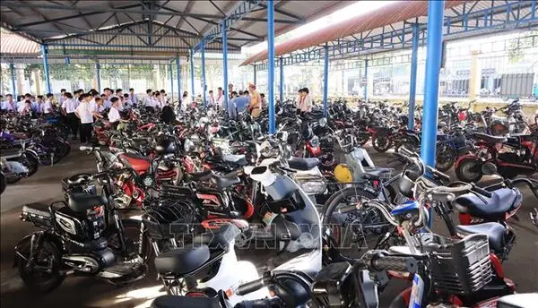 Có Thể Biến Xe Đạp Điện Thành Ô Tô Con? Khám Phá Dự Án Chế Tạo Xe 3 Bánh Độc Đáo