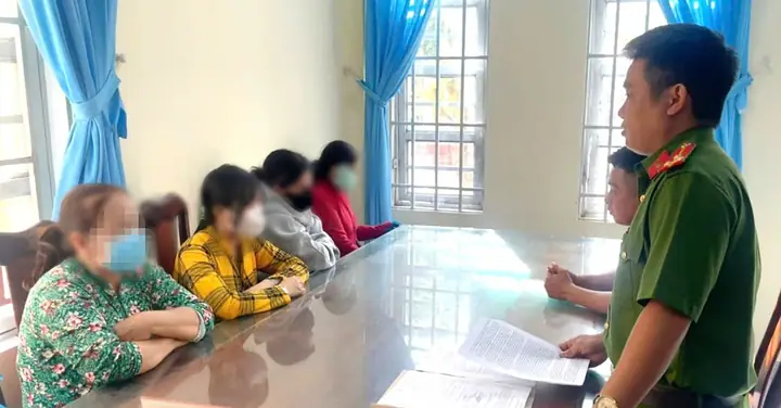 Cốc Trên Xe Ô Tô Facebook: 5+ Mẫu Hot Nhất, Giá Rẻ Và Kinh Nghiệm Mua Hàng Online