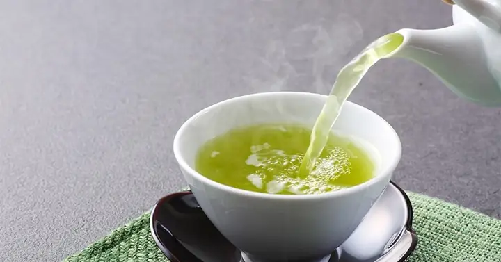 Uống Trà Xanh Khi Lái Xe Ô Tô: Lợi Ích Hay Rủi Ro Tiềm Ẩn?