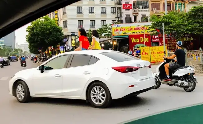 Khám Phá Các Hình Ảnh Đùa Nghịch Trên Xe Ô Tô Độc Đáo Và An Toàn Khám Phá Các Hình Ảnh Đùa Nghịch Trên Xe Ô Tô Độc Đáo Và An Toàn