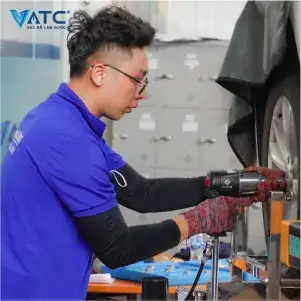 Học Sửa Chữa Ô Tô Và Xe Máy: Lộ Trình Chi Tiết Từ A-z Cho Người Mới Bắt Đầu Học Sửa Chữa Ô Tô Và Xe Máy: Lộ Trình Chi Tiết Từ A-z Cho Người Mới Bắt Đầu