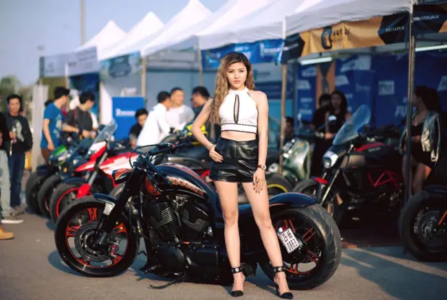 Hot Girl Và Xe Ô Tô Đẹp: Góc Nhìn Văn Hóa Và Nghệ Thuật Hot Girl Và Xe Ô Tô Đẹp: Góc Nhìn Văn Hóa Và Nghệ Thuật