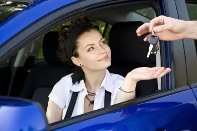 Khi Phụ Nữ Lái Xe Ô Tô Hài: Đằng Sau Những Tràng Cười Là Bài Học Giá Trị