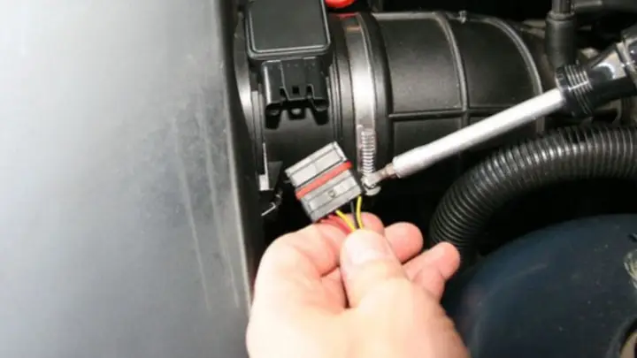 Khi Xe Ô Tô Bị Lỗi Cảm Biến Nhiệt Độ Khí Nạp: Dấu Hiệu, Nguyên Nhân Và Cách Xử Lý