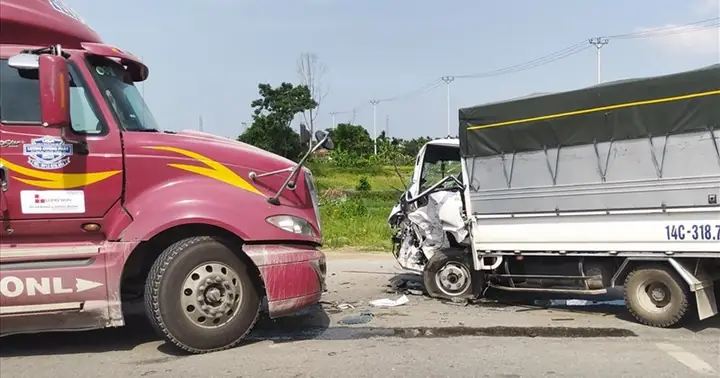 Ô Tô Con Bẹp Dúm Giữa Hai Xe Tải: Nguyên Nhân, Hệ Lụy Và Bài Toán An Toàn Giao Thông Ô Tô Con Bẹp Dúm Giữa Hai Xe Tải: Nguyên Nhân, Hệ Lụy Và Bài Toán An Toàn Giao Thông