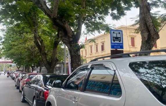 Ô Tô Đỗ Ở Nơi Dừng Của Xe Buýt: Quy Định, Phạt Và Thực Tiễn