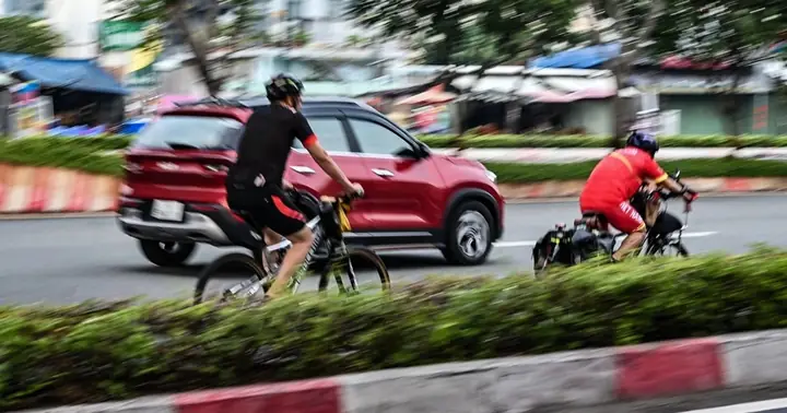 Ô Tô Ngang Nhiên Chạy Trên Làn Xe Máy: Thực Trạng Và Hệ Lụy Giao Thông