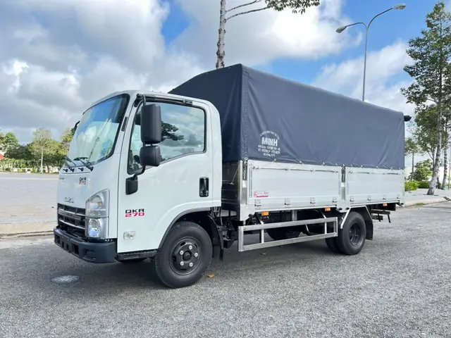 Đánh Giá Chi Tiết Xe Ô Tô Tải Isuzu 2 Tấn Mui Bạt: Lựa Chọn Tối Ưu Cho Vận Chuyển Hàng Hóa Đánh Giá Chi Tiết Xe Ô Tô Tải Isuzu 2 Tấn Mui Bạt: Lựa Chọn Tối Ưu Cho Vận Chuyển Hàng Hóa